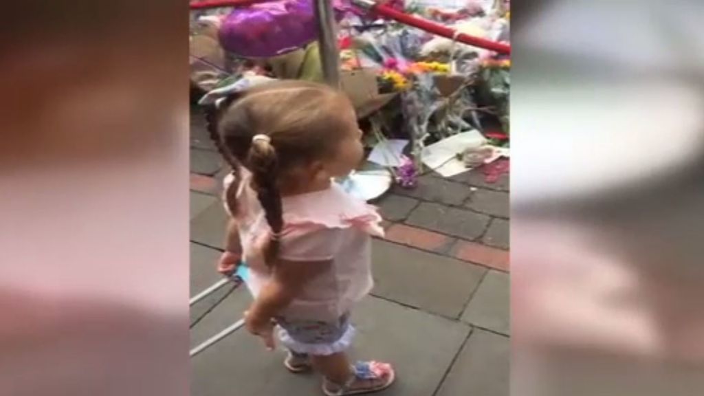 El emotivo momento en el que una niña de 3 años canta por los “ángeles de Manchester”