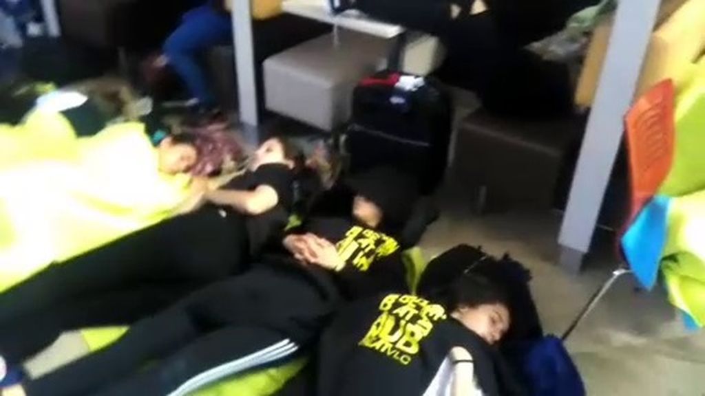 Diez horas en el aeropuerto de Valencia: 140 personas, incluidos niños, sin ser atendidos