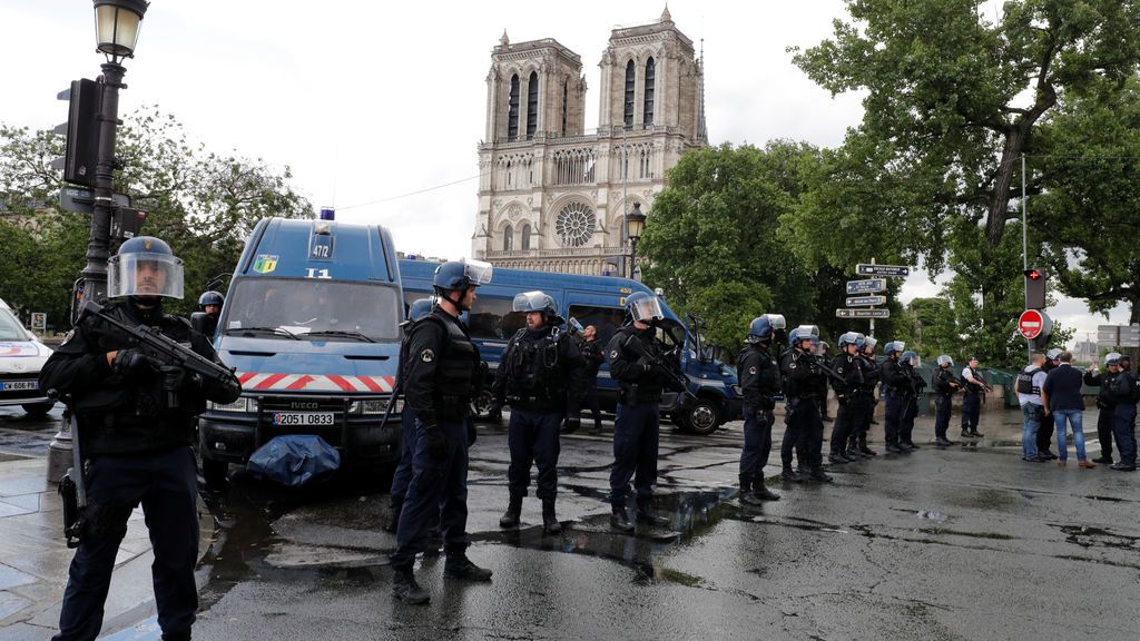 La agresión a un policía en París desata todas las alertas por atentado