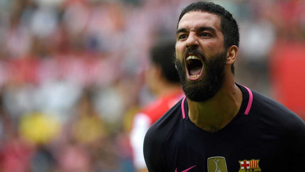 Arda Turan agrede e insulta a un periodista mientras viaja en un avión con Turquía