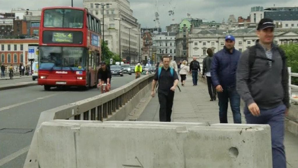 Grandes bloques de hormigón protegen las aceras de los puentes que cruzan el Támesis