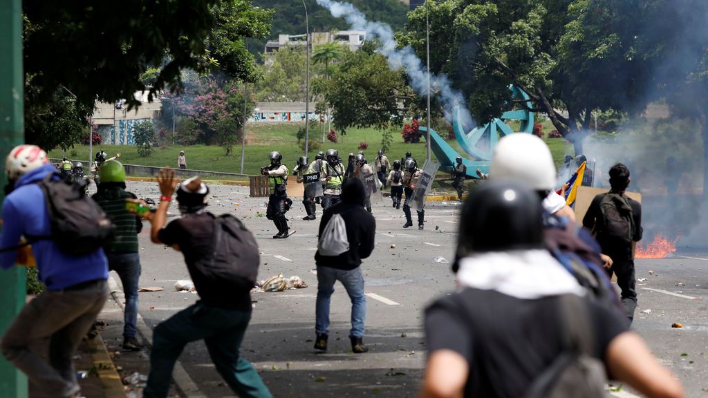 Venezuela vive otra jornada de violencia en las protestas contra el Gobierno de Maduro
