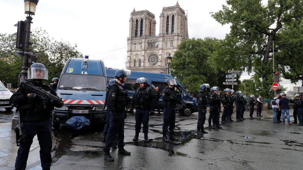 La agresión a un policía en París desata todas las alertas por atentado