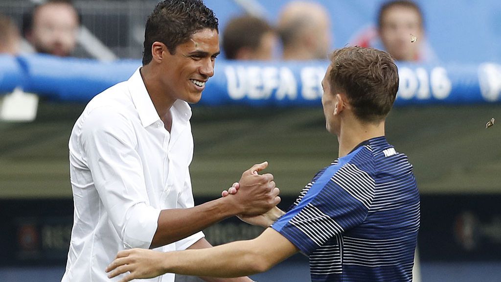 El saludo y el abrazo de Griezmann a Varane: “¡Aquí está el campeón!”