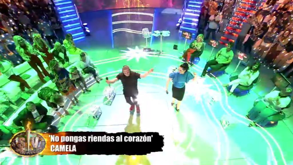 Camela arranca rumbas en Supervivientes con "No pongas riendas al corazón"