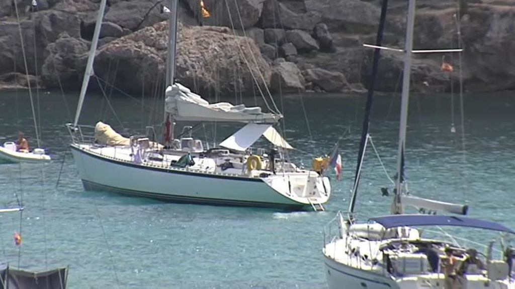 Un dron las graba desnudas mientras toman el sol en un barco