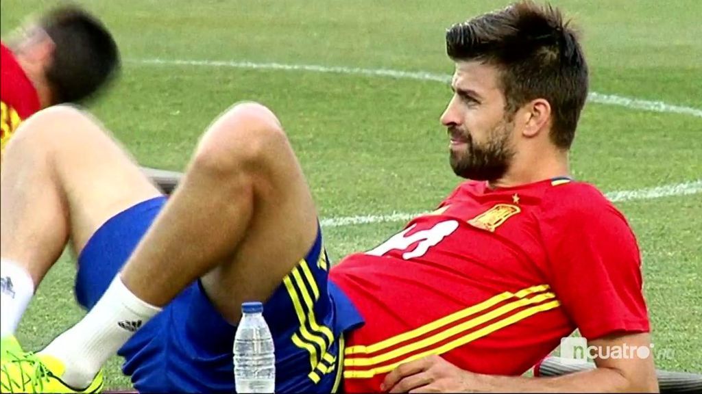 Piqué, el protagonista del entrenamiento de la selección española en Murcia