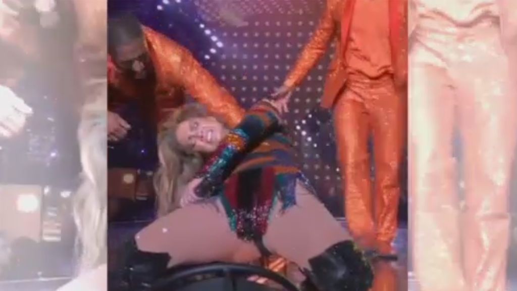 Jennifer Lopez se cae en pleno concierto...  ¡y su cara de dolor lo dice todo!