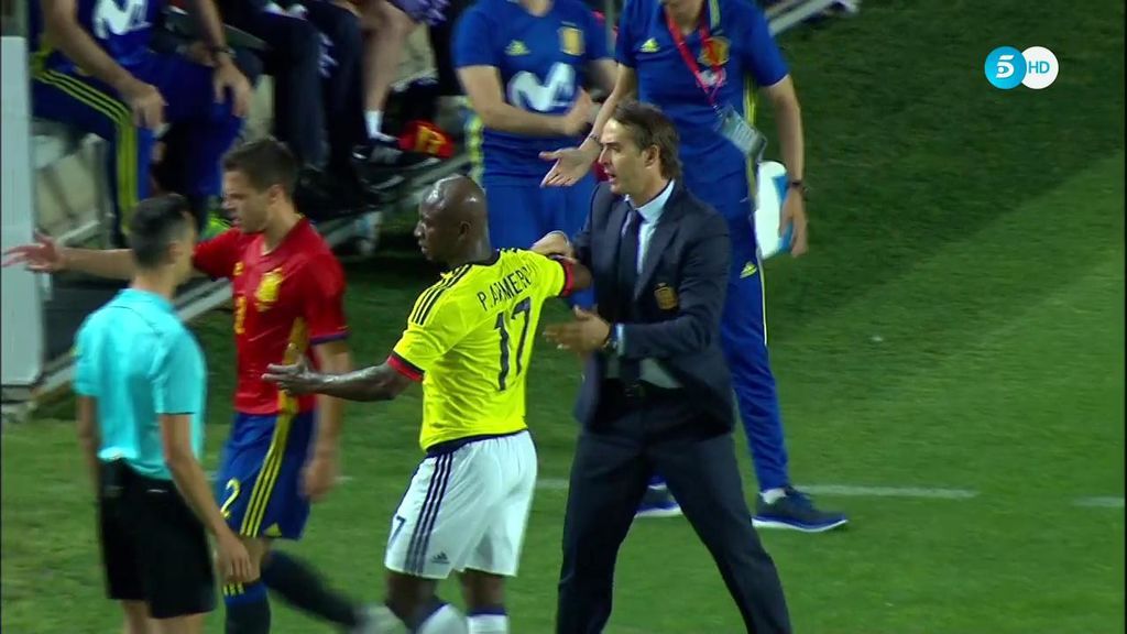 ¿Amistoso? Colombia pega duro y Lopetegui agarra a un jugador en la banda para pedirle calma