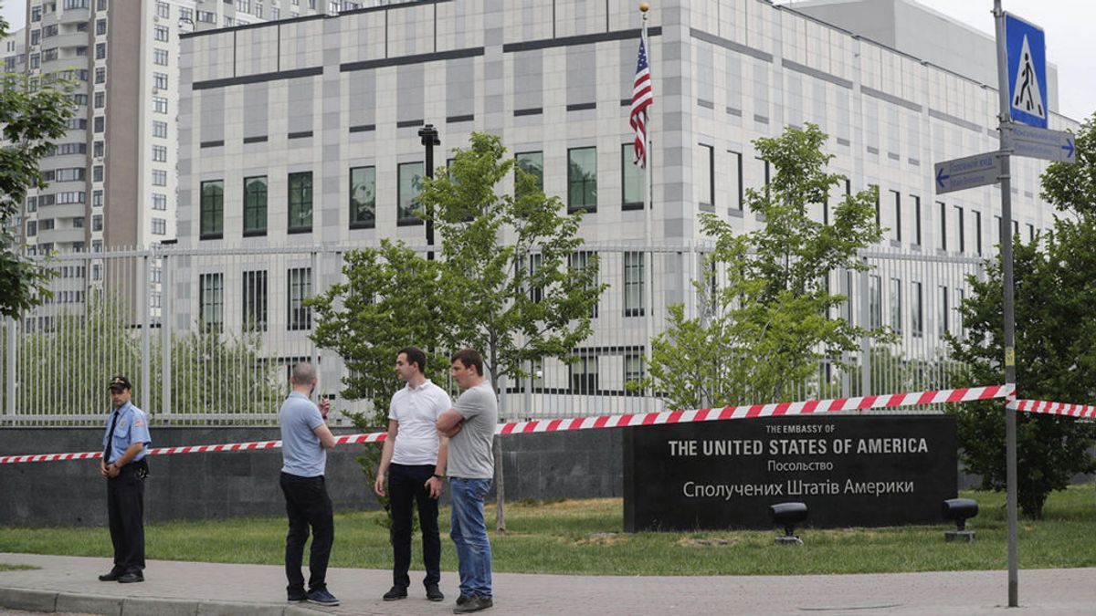 Explota un artefacto frente a la Embajada de Estados Unidos en Ucrania