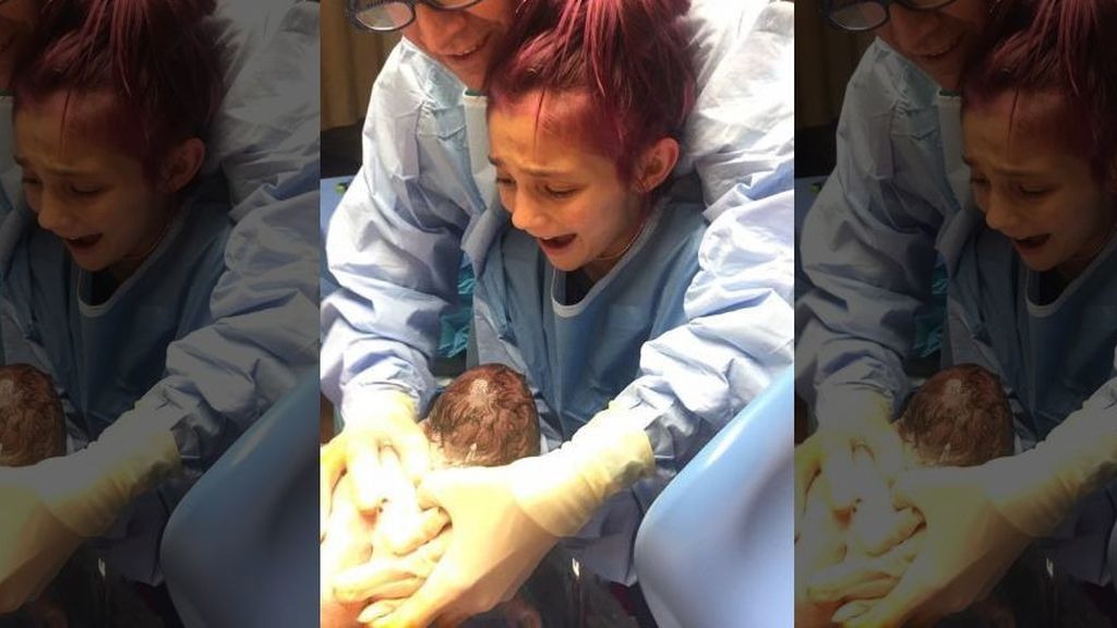 Con 12 años ayuda a nacer a su hermano