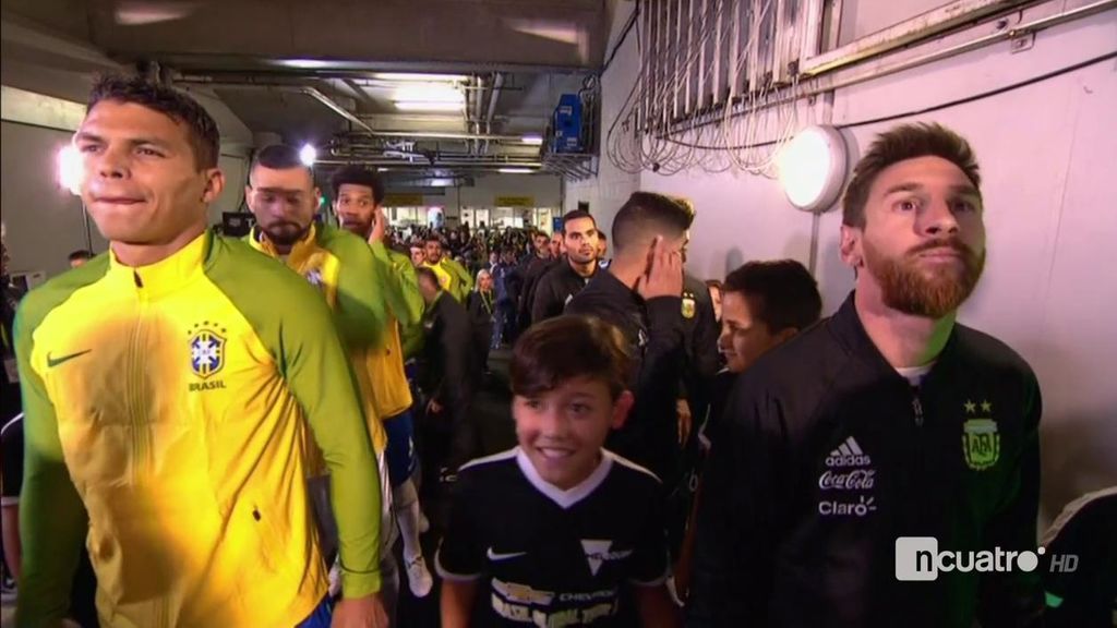 La cara de felicidad del niño que sale de la mano de Messi en el Argentina-Brasil enamora a todo el mundo