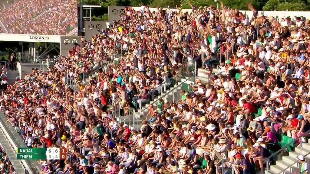 ¡Insólito! El público hace la ola desesperando a los jugadores y al juez de silla