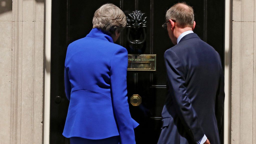 May pierde escaños, votos y confianza a las puertas del Brexit