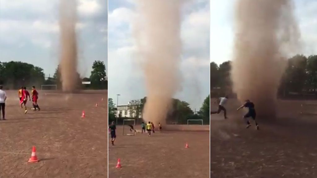 Un tornado irrumpe en el campo de fútbol donde había unos jóvenes entrenando