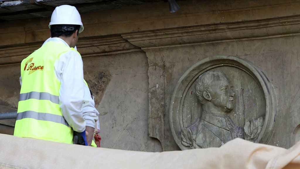 Salamanca retira con polémica la efigie de Franco de su plaza Mayor