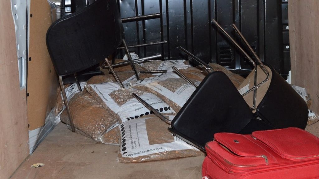 En el interior del vehículo se encontró también una sillas y una maleta