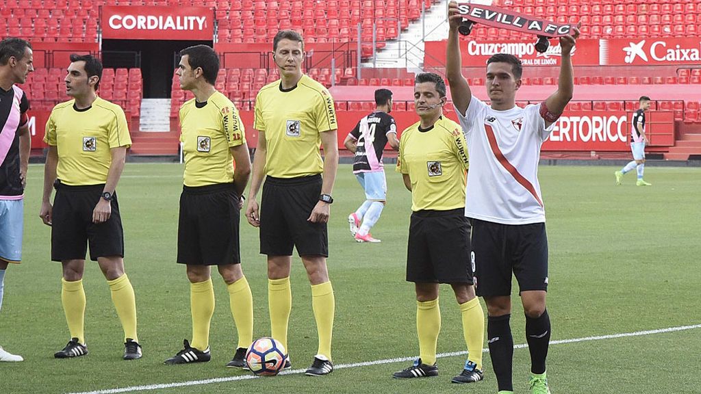 El precioso homenaje del Sevilla Atlético a Ignacio Echeverría, víctima española del atentado de Londres