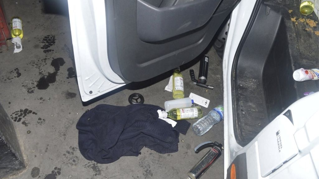 Al menos 12 dispositivos explosivos caseros se encontraron dentro del vehículo