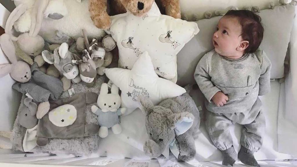 Looks a juego, primer corte de pelo y fútbol:  así han sido los cuatro meses de Arnaldo, el hijo de Noelia López