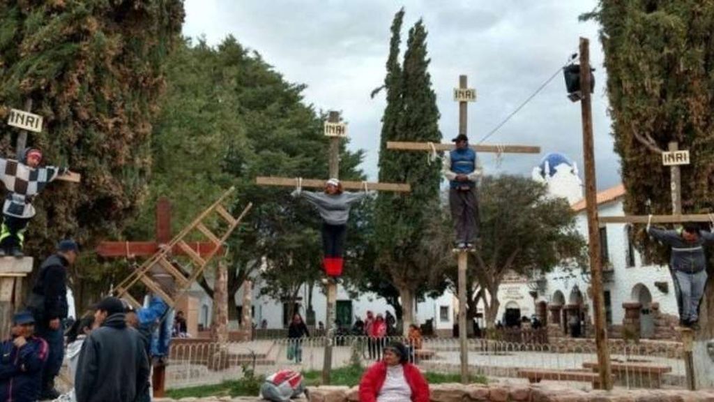 Crucifican a un niño de nueve años para pedir la paz en el mundo