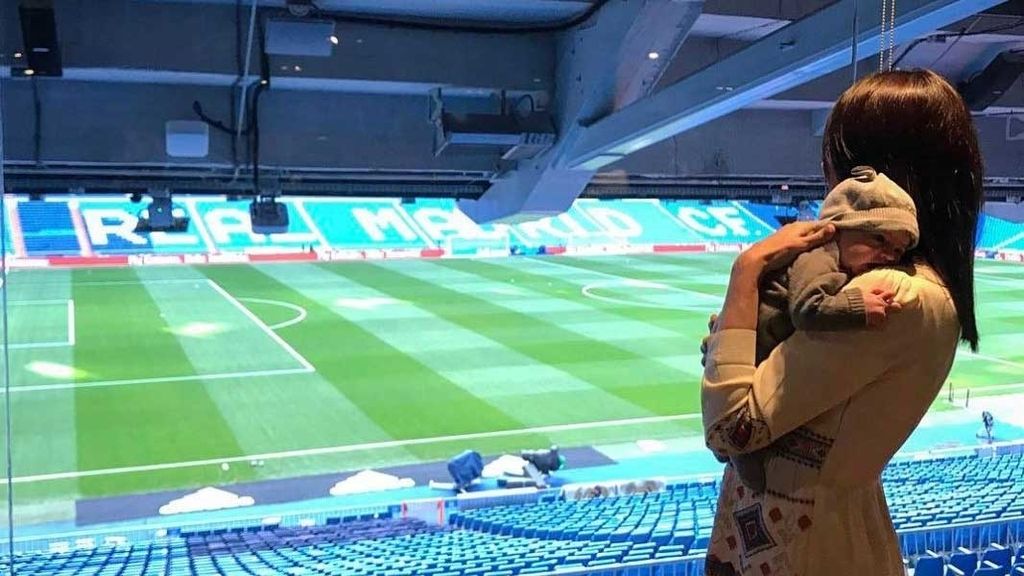 Looks a juego, primer corte de pelo y fútbol:  así han sido los cuatro meses de Arnaldo, el hijo de Noelia López
