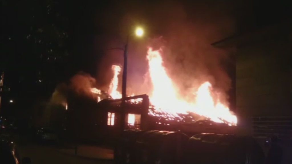 Un incendio provocado calcina un polémico astillero en Moaña