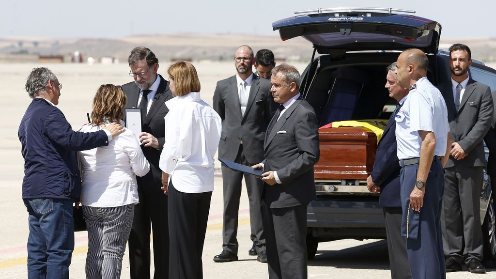 Rajoy recibe los restos mortales de Ignacio Echeverría en la base aérea de Torrejón