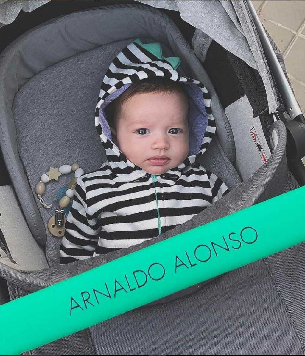 Looks a juego, primer corte de pelo y fútbol:  así han sido los cuatro meses de Arnaldo, el hijo de Noelia López