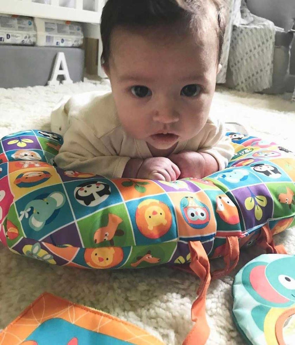 Looks a juego, primer corte de pelo y fútbol:  así han sido los cuatro meses de Arnaldo, el hijo de Noelia López
