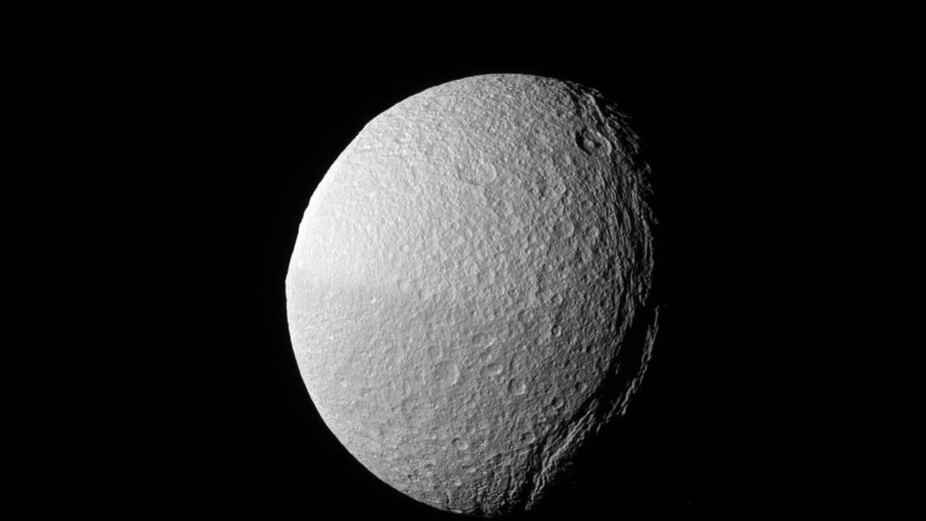 Tetis,  el quinto satélite más grande de Saturno