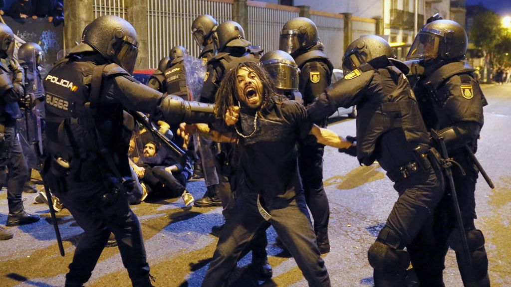 Una protesta okupa en Santiago se salda con cargas policiales y con un desalojo