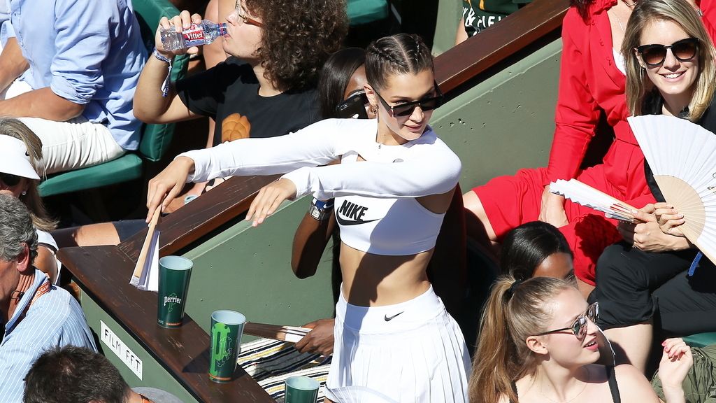 ¡Protagonista en la grada! El desparpajo de Bella Hadid (y su abanico) arrasa en Roland Garros