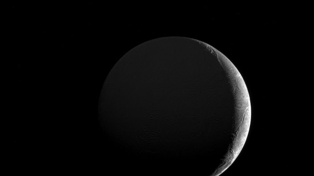 Media luna Encelado de Saturno
