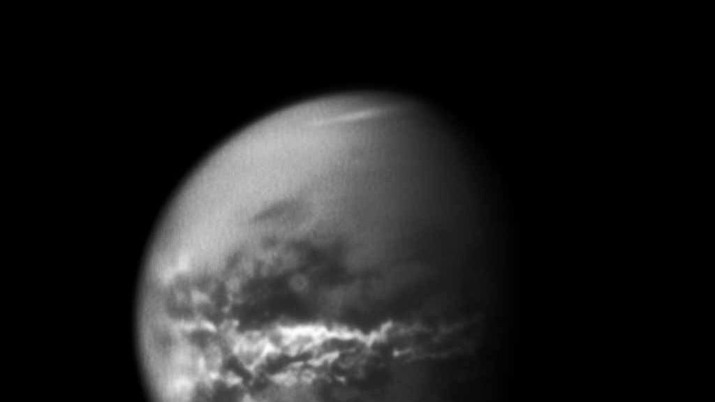 Nubes se concentran cerca del ecuador de la luna más grande de Saturno, Titán