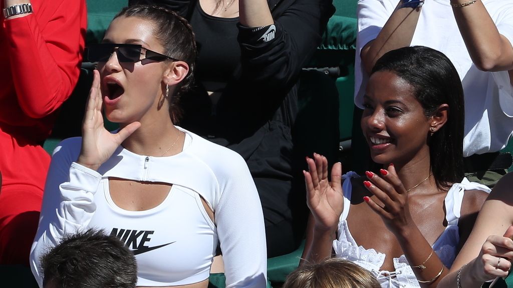 ¡Protagonista en la grada! El desparpajo de Bella Hadid (y su abanico) arrasa en Roland Garros