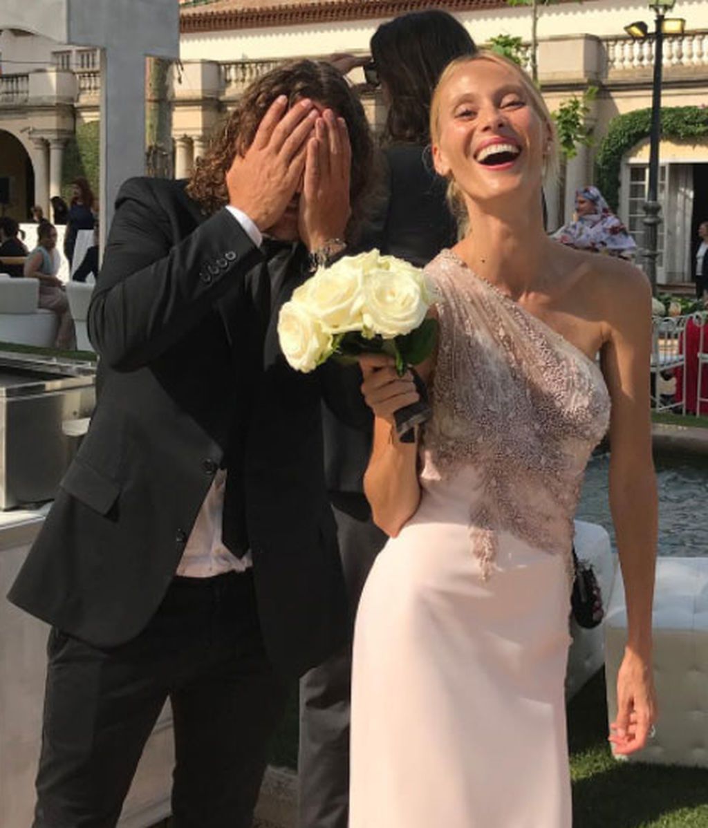 A Carles Puyol y Vanesa Lorenzo les tocó el ramo en la boda de Valdés