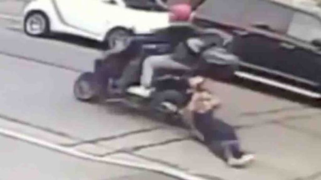 No sin mi bolso; una mujer es arrastrada por una moto tras pegarle un ‘tirón’