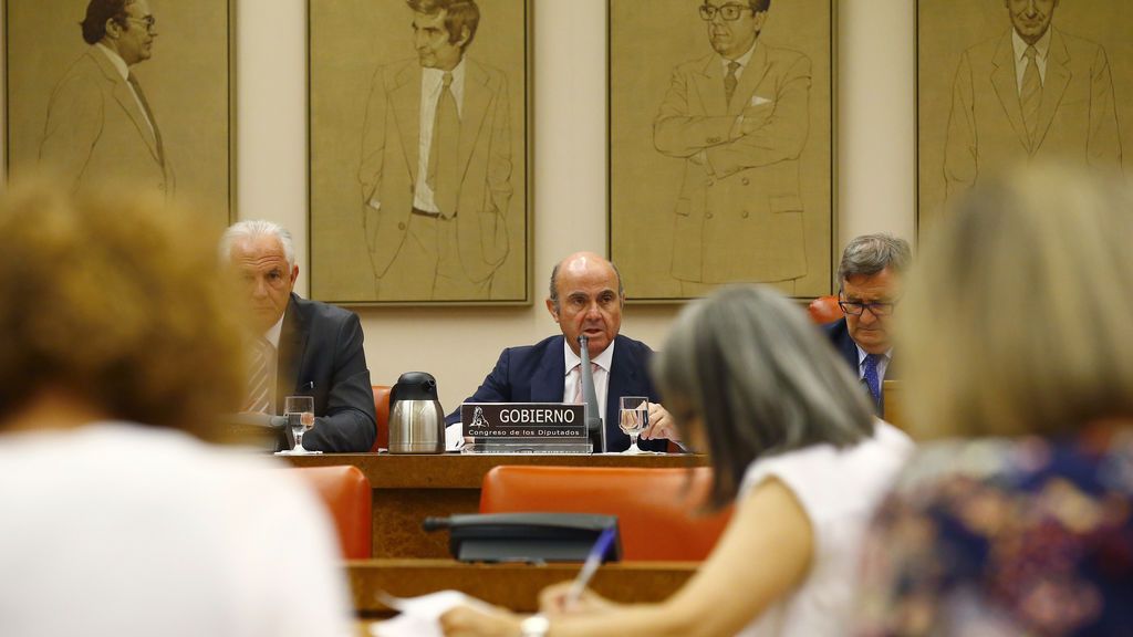 De Guindos defiende la resolución de Popular ante el riesgo para sus clientes