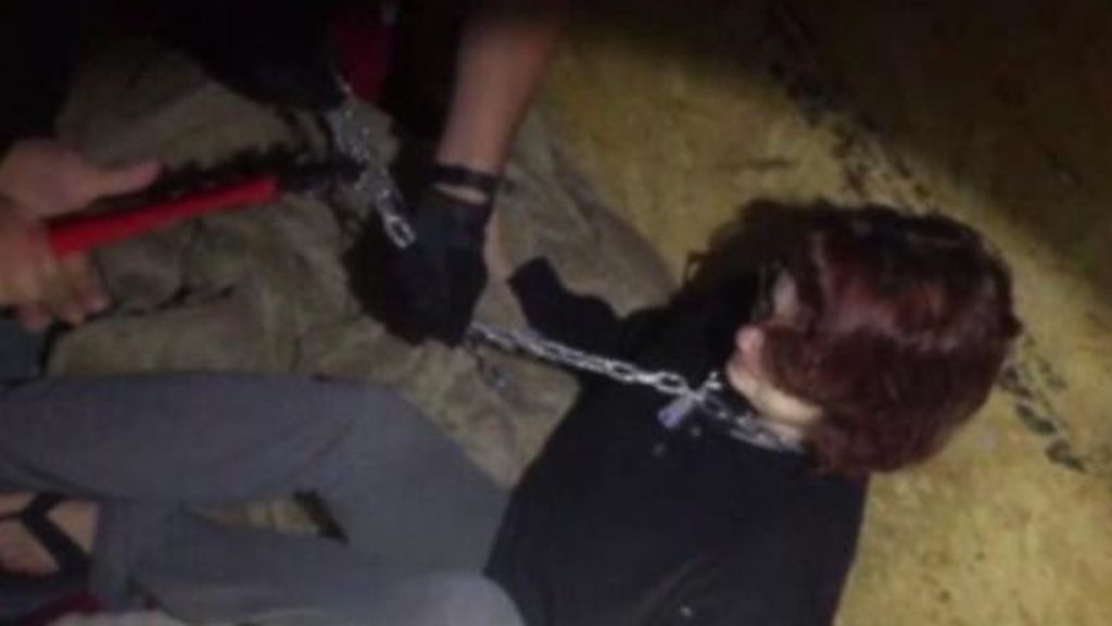 EEUU: la policía difunde imágenes de la liberación de una mujer encadenada como su esclava sexual por un asesino en serie