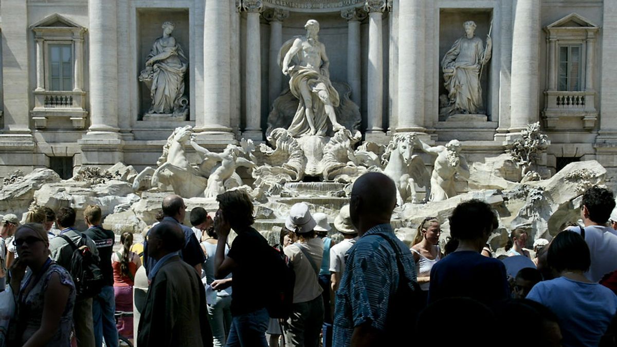 Multas de hasta 240 euros a quienes coman o se bañen en la Fontana di Trevi