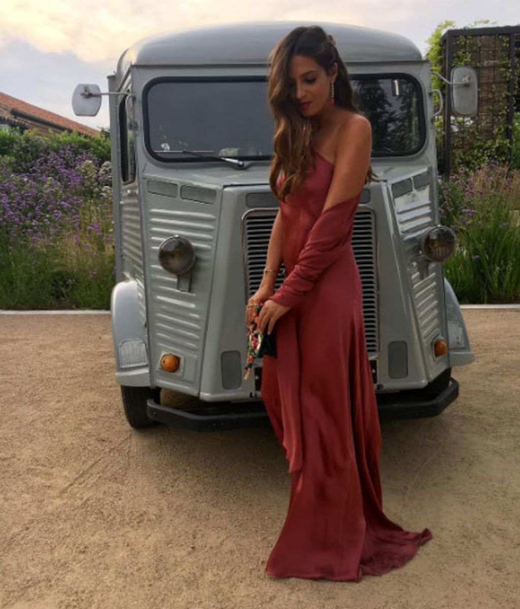 Sara Carbonero, de raso y asimétrica en la boda de unos amigos