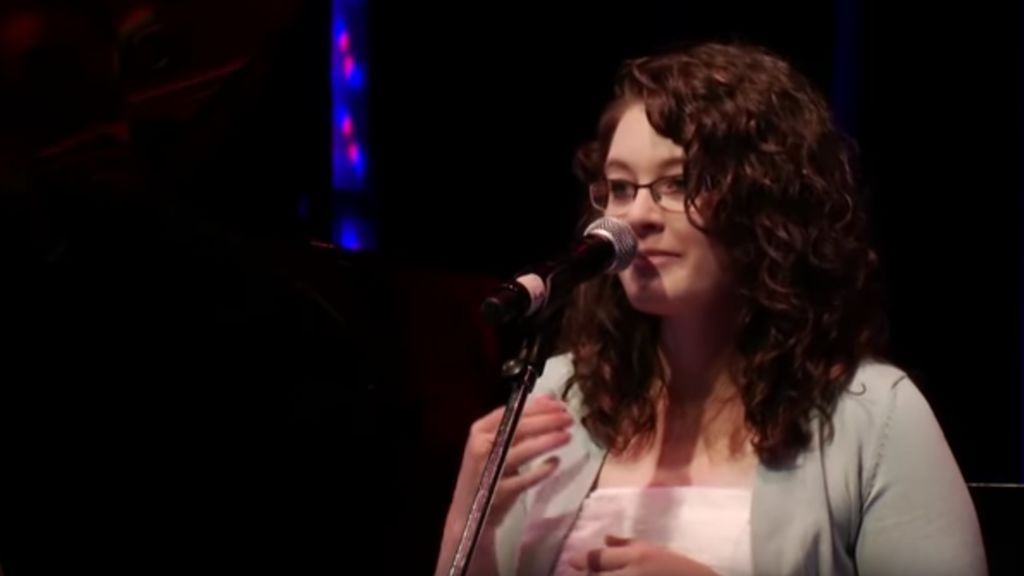 Mandy Harvey, la cantante que perdió su audición y se resistió a dejar de cantar