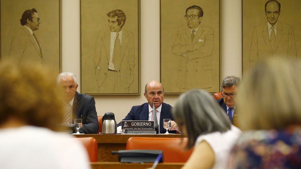 De Guindos defiende la resolución de Popular ante el riesgo para sus clientes