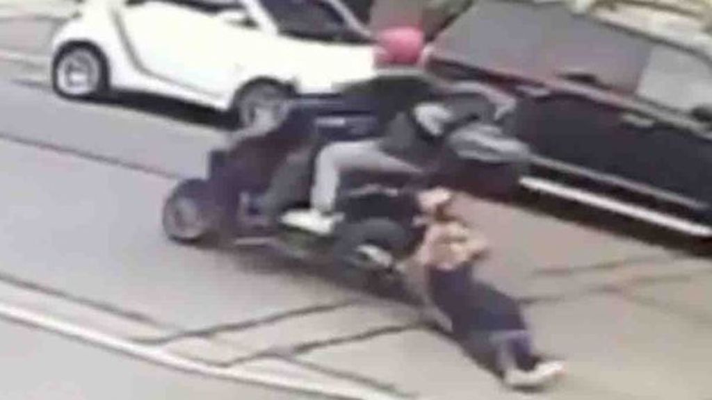 No sin mi bolso; una mujer es arrastrada por una moto tras pegarle un ‘tirón’