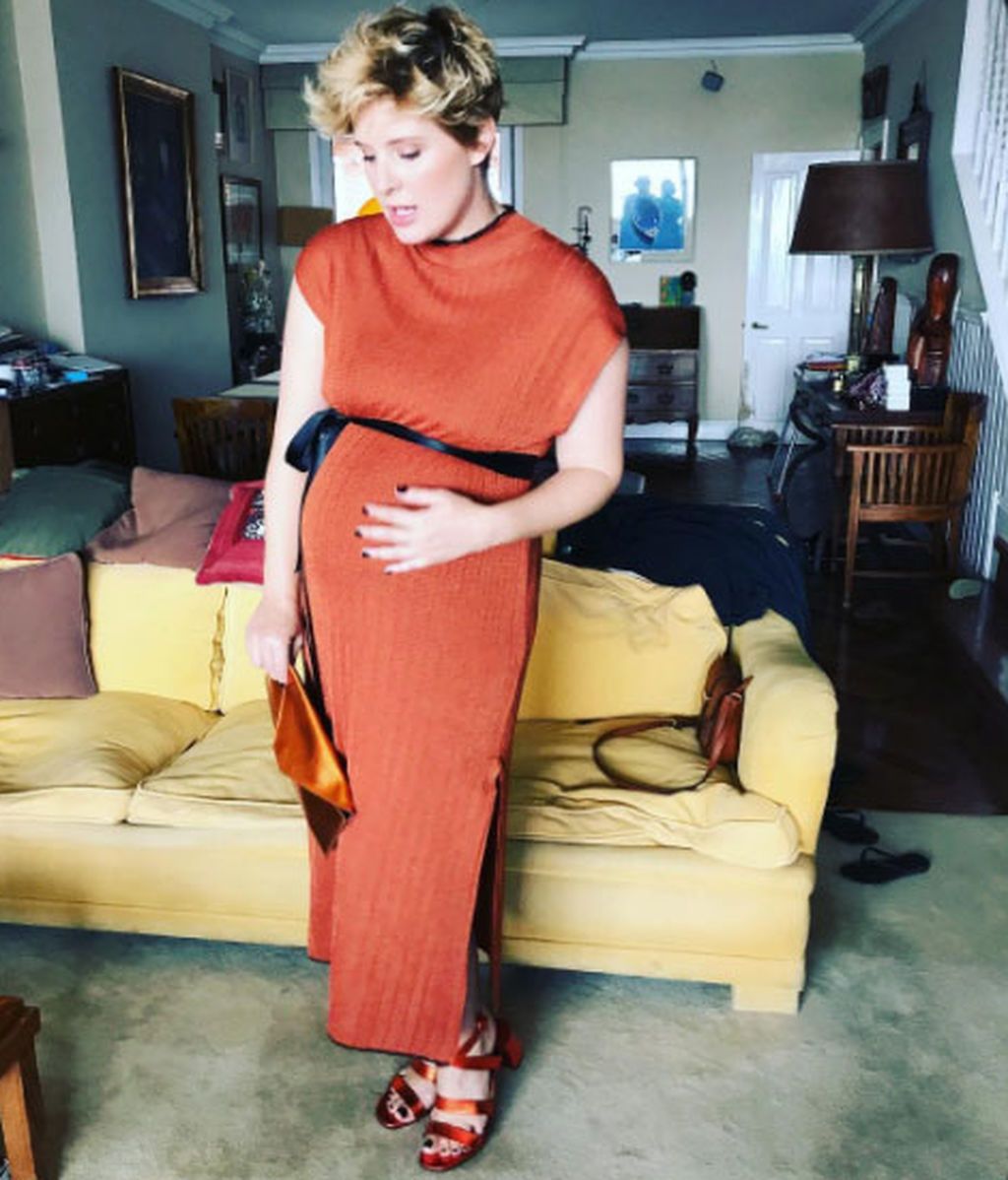 Tania Llasera & cía, de naranja, largo y negro