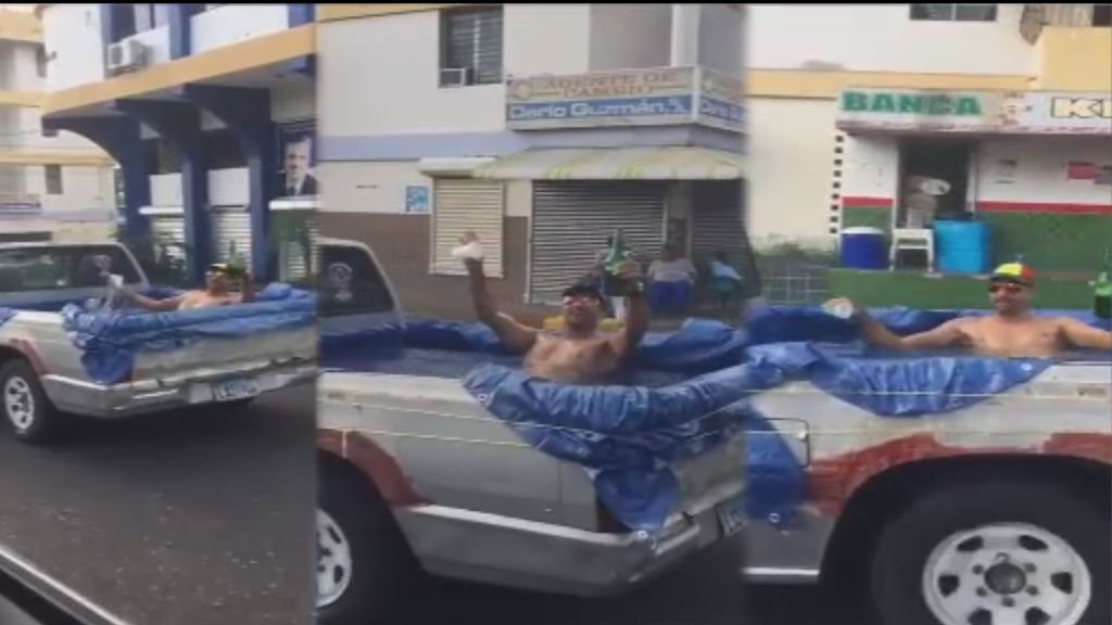 Convierte su furgoneta en una piscina y se pasea por las calles de Santo Domingo