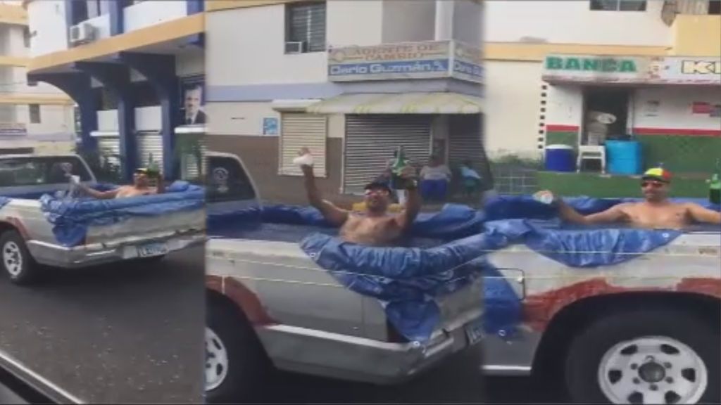 Convierte su furgoneta en una piscina y se pasea por las calles de Santo Domingo