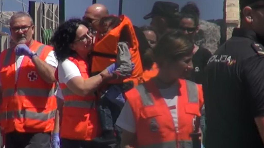 Llegan a las costas almerienses tres pateras con 61 personas a bordo, dos de ellas bebés