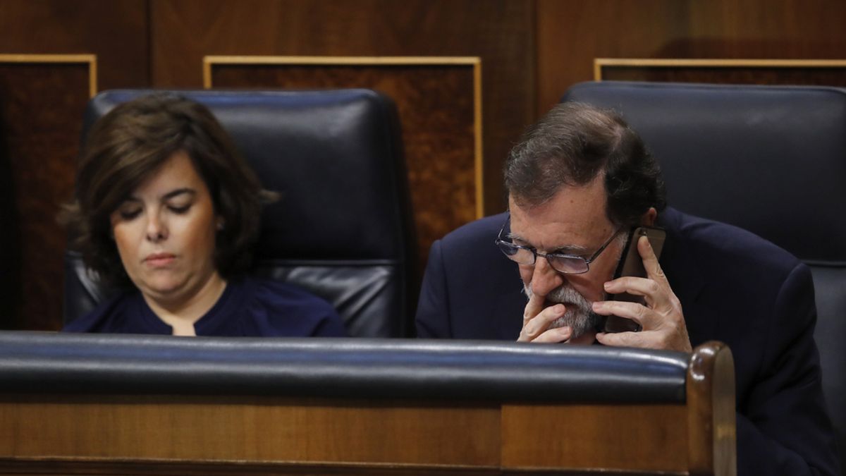 Una conversación telefónica de Rajoy durante la intervención de Montero